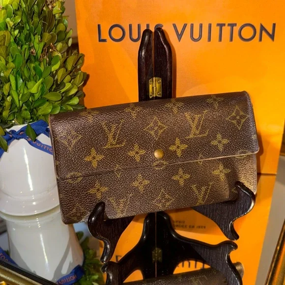 AUTHENTIC LOUIS VUITTON Vintage LV Monogram Sarah Wallet. - Picture 1 of 16